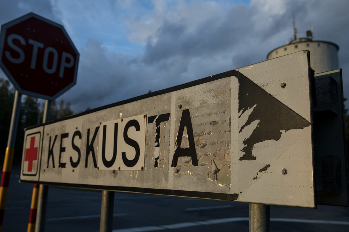 Uuden yrityspuiston vieressä opastetaan maantieltä kaupungin keskustaan tällaisella viitalla.