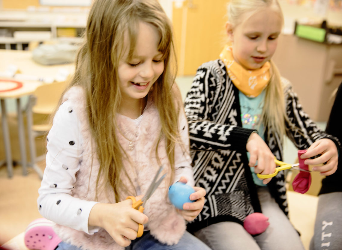 Arkistokuva museon järjestämästä kerhosta. Jonglöörauspalloja tekivät Minella Lehtonen ja Elisa Syrjälä. Tytöt touhusivat Toukolan koulussa Kiikoisissa.