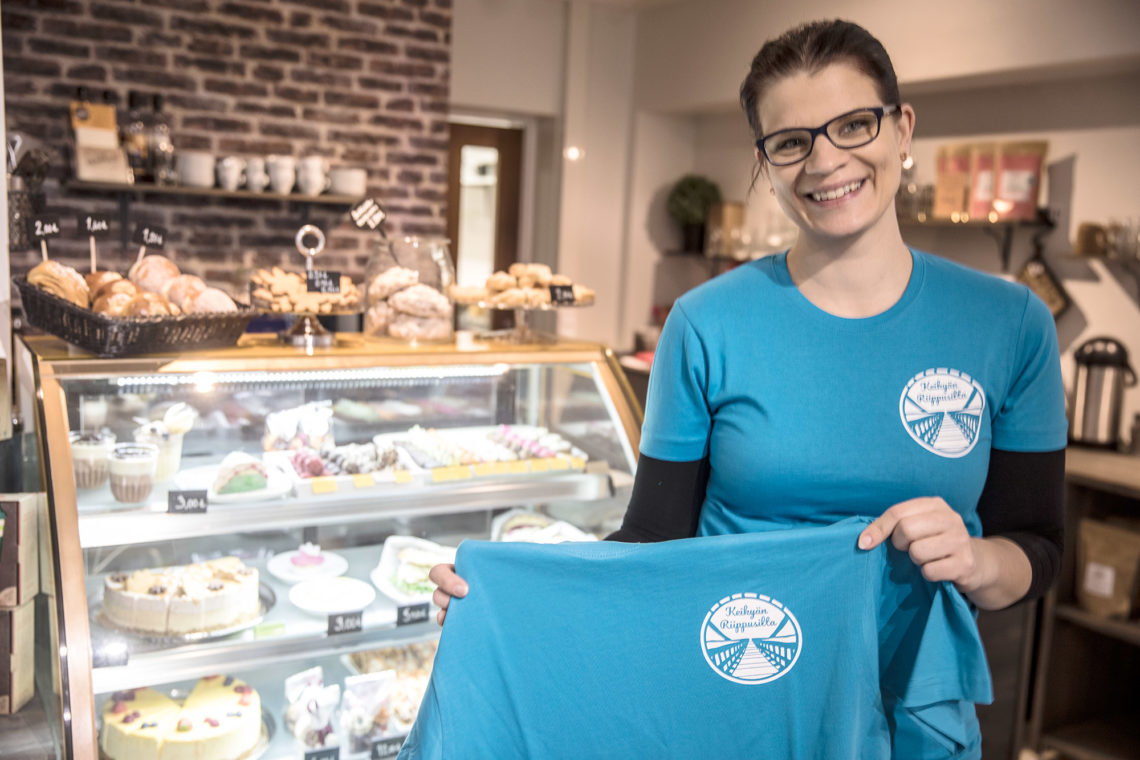 Talkoilla myytäviä riippusiltapaitoja on nyt kaupan myös Café Ernomanessa Vammalassa.