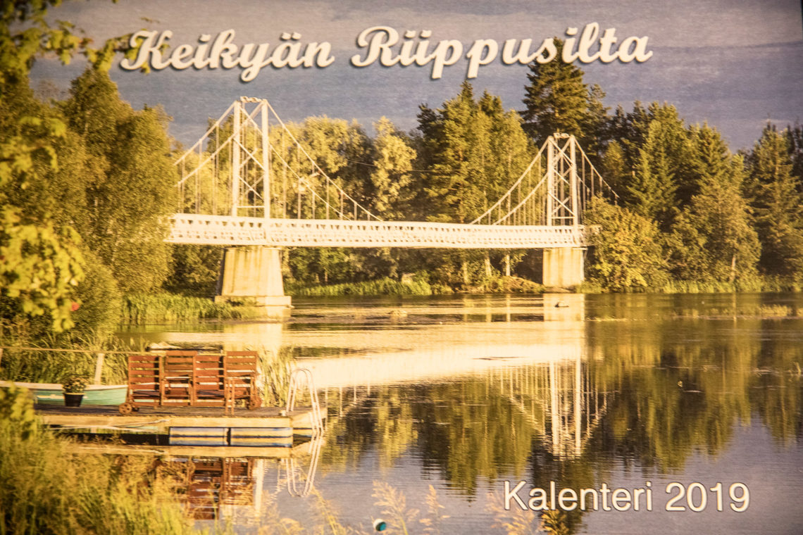 Laadukas seinäkalenteri riippusillasta syntyi viikossa, kun kaikki osui kohdalleen.
