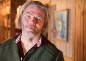 Kirjailija Klaus Rahikainen kehottaa etsimään kaipaamaamme sisältämme, vaikka meidät kaikki on opetettu hakemaan sitä ulkopuoleltamme. Takana Klaun isän hänestä nuorena maalaama muotokuva.