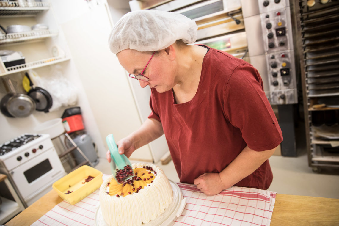 Leipuri-kondiittori Kirsi Jokiranta leipoo asiakkaan tilauksen mukaan. Kukin saa toivomansa koristelun kakkuunsa.