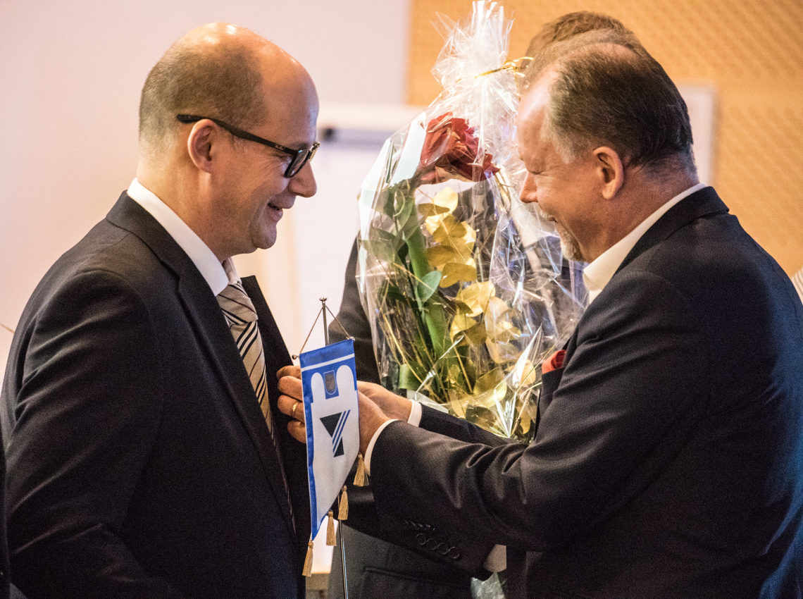 Timo Hietanen on Vammalan vuoden yrittäjä. Rintamerkin kiinnitti Pirkanmaan yrittäjien varapuheenjohtaja Jukka Pusa.