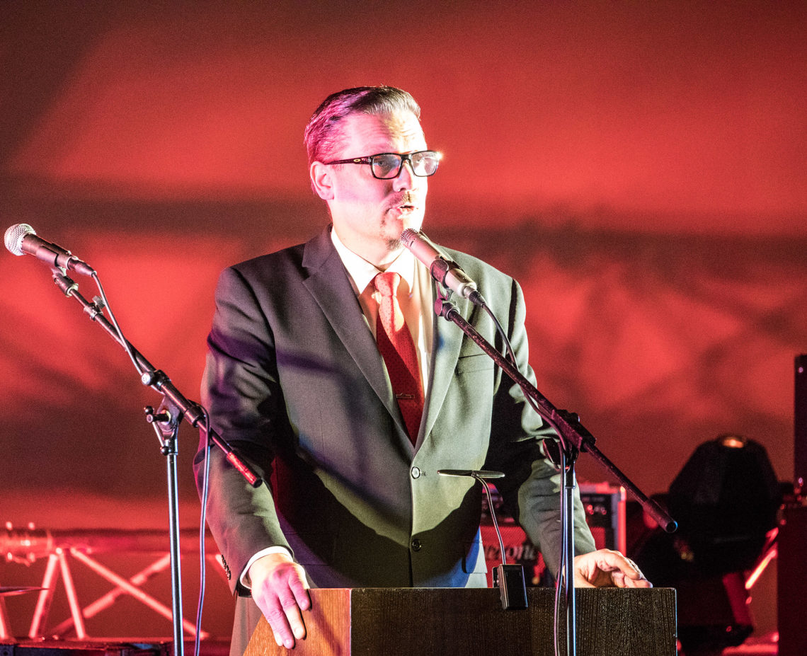 Tilaisuuden juontaa Ilkka Nykänen. Kuva on Valepan 40-vuotisjuhlasta, jossa Nykänen kylpi värivaloissa.