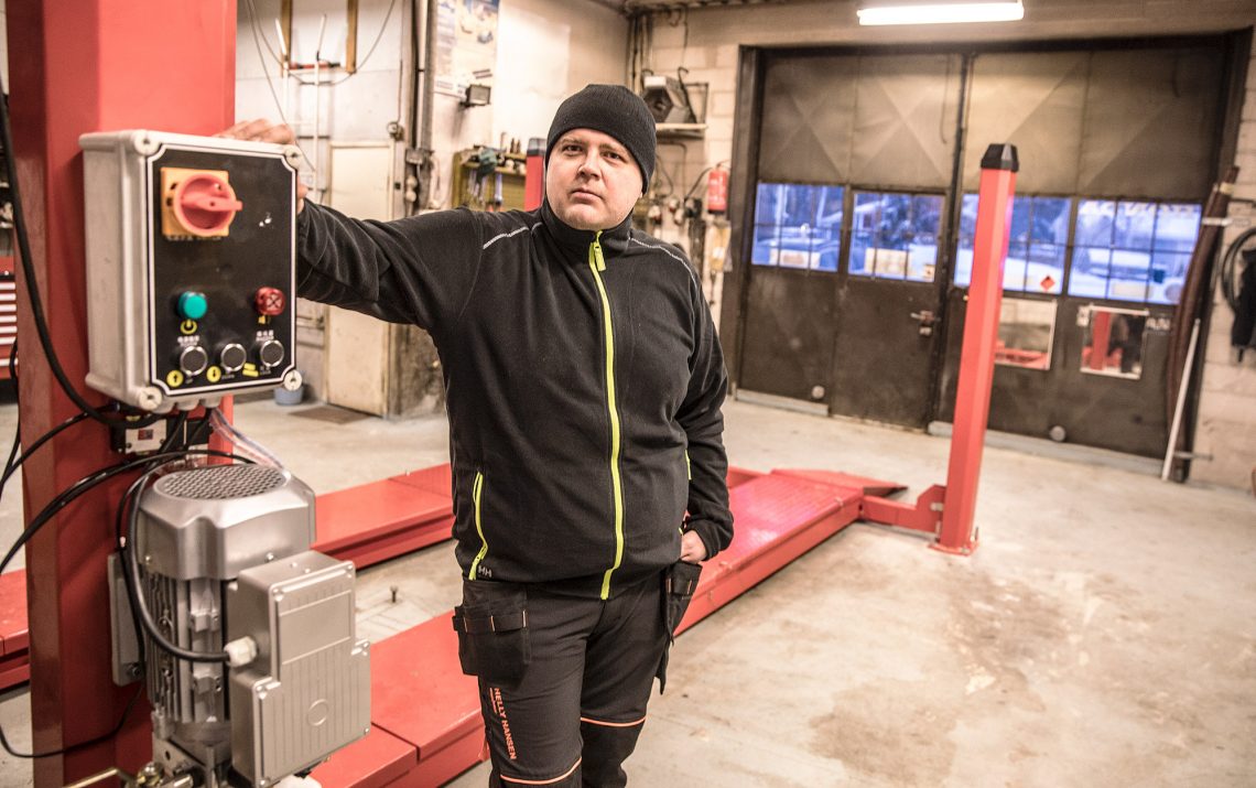 Nokian Urheiluautoilijoiden ralli- ja jokkiskuljettaja Sami Heino avaa uuden autokorjaamon maanantaina Häijäässä.