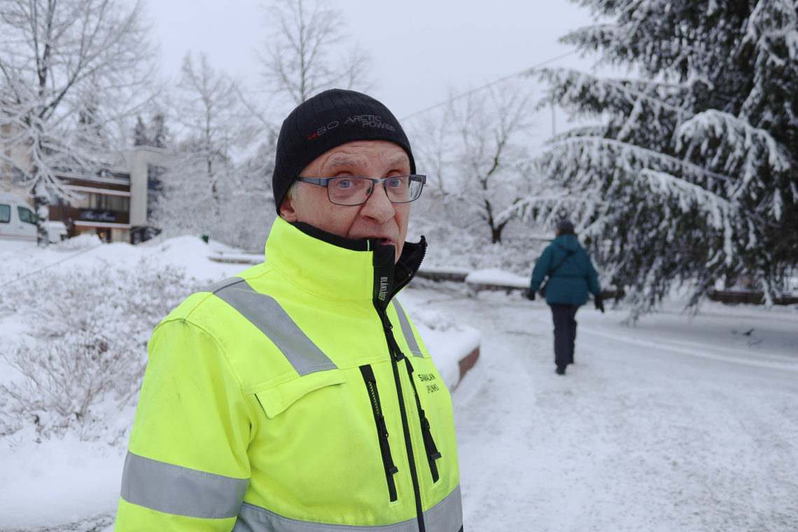 Kaupungin joulukuusen valitseminen on yksi puutarhurin kunniatehtävistä.