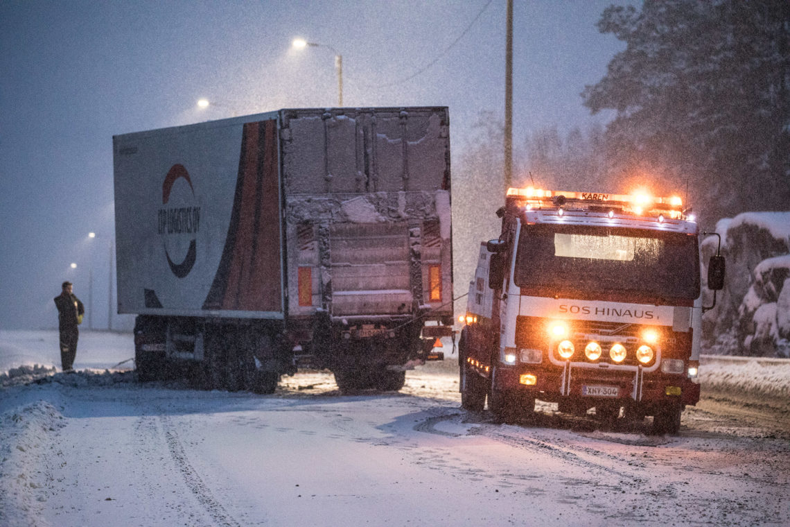 Valtatie 12:lla vasemmanpuoleiseen ojaan suistunut rekka saatiin takaisin tielle kello 16:n jälkeen ja 16.25 hinattua pois muun liikenteen tieltä.
