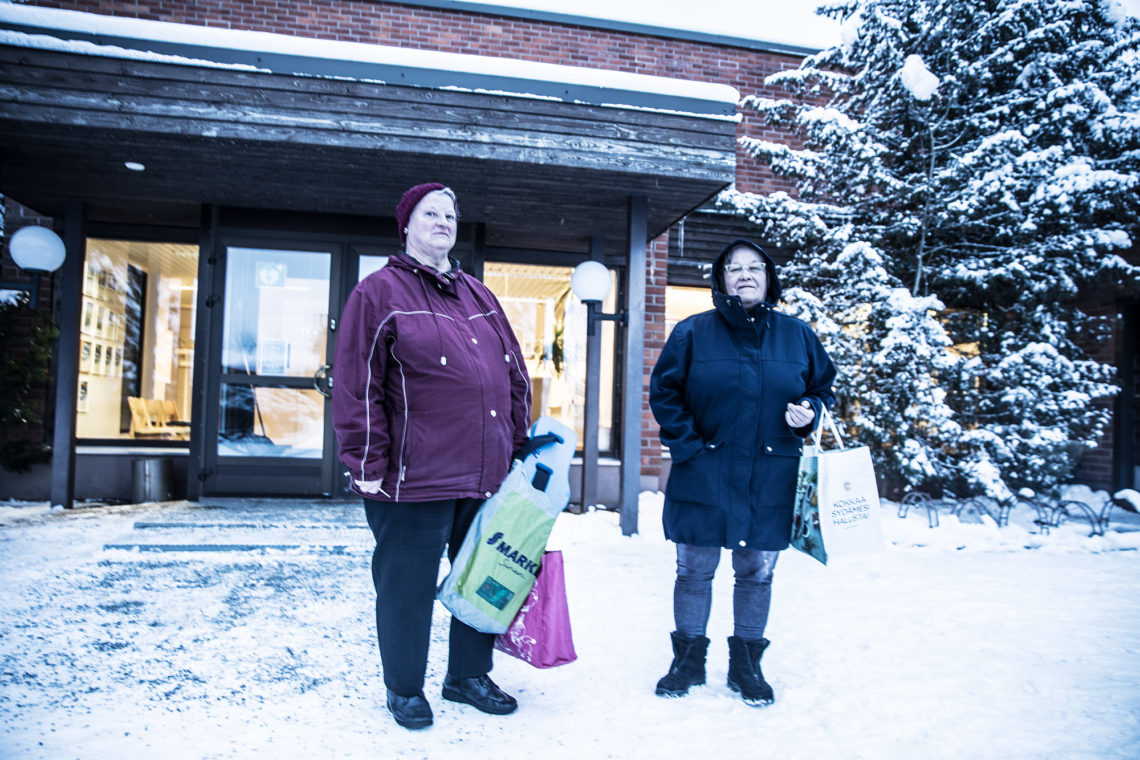 Marita Pohja-Sato ja Anja Säiniö ovat Keikyän uimahallin säännöllisiä asiakkaita. (arkistokuva)