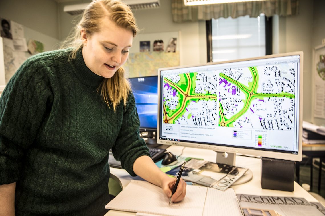Kaavasuunnittelija Pinja Ahola. Näytöllä melumallinnuksen mukaisia karttoja Tuomiston ympyrän ja Sylvään väliltä.
