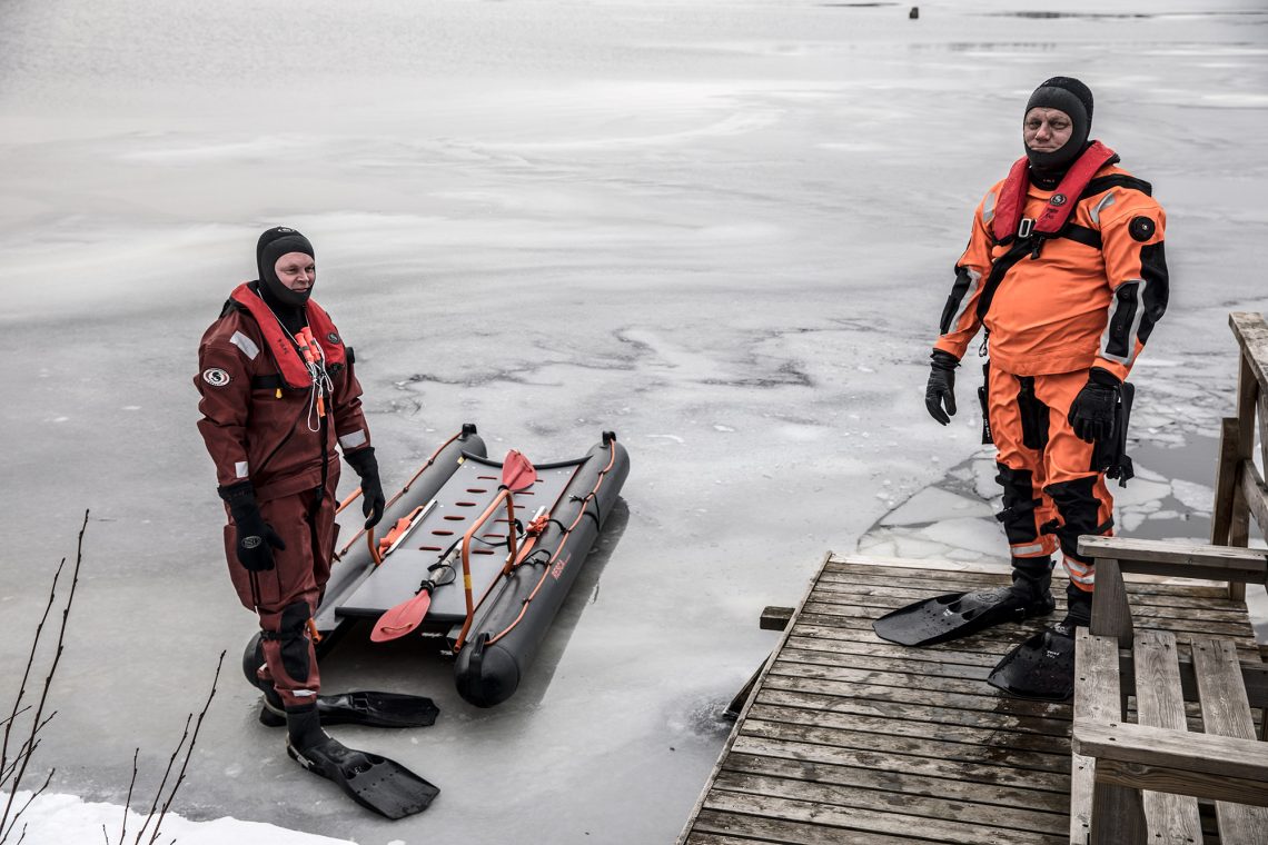 Aihekuva. Pintapelastajat Mika Suoniemi ja Kimmo Salomaa harjoittelemassa heikoilla jäillä kulkijoiden varalta.