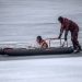 Aihekuva. Pintapelastajat Kimmo Salomaa ja Mika Suoniemi harjoittelivat pelastuslautan kanssa jäällä, joka ei kanna.