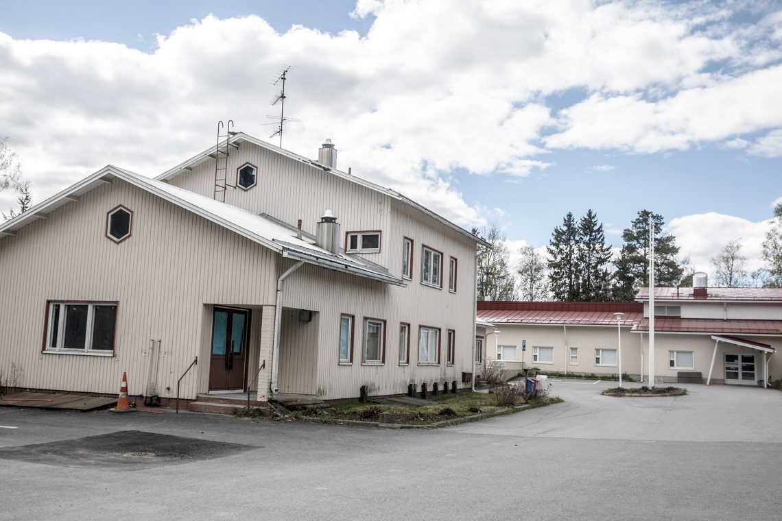 Vanha terveysasemarakennus on 1960-luvulta. Se oli määrä purkaa.