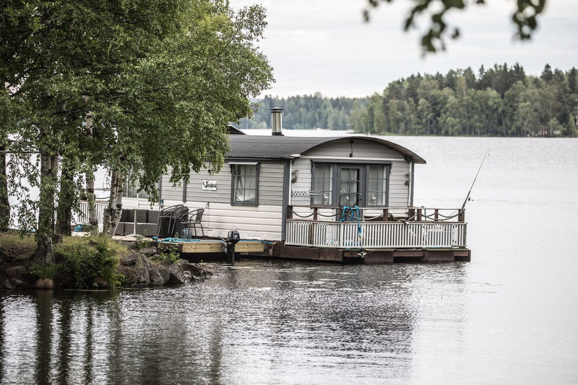 Saunalautta on niemen kärjessä keskellä kaupungin keskustaa.