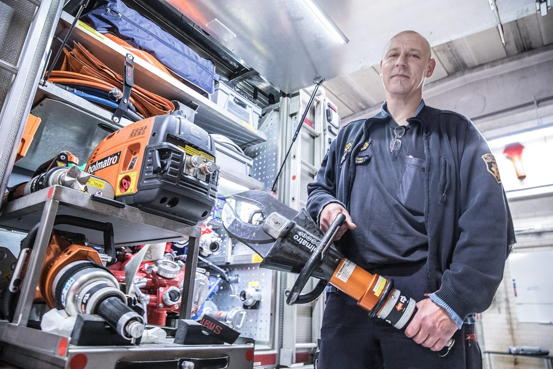 Aihekuva. Hydraulisilla laitteilla saadaan traktorikin palasiksi. Pelastuslaitoksen hydraulisia laitteita esitteli jokunen vuosi sitten Jussi Rainio.