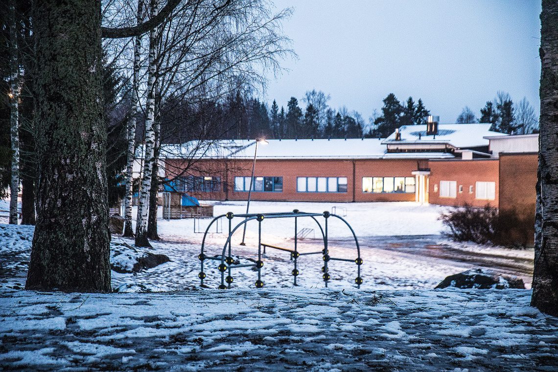 Lautakunnan mielestä Mouhijärven yhtenäiskoulu on syytä rakennuttaa Mouhijärven yhteiskoulun tontille .