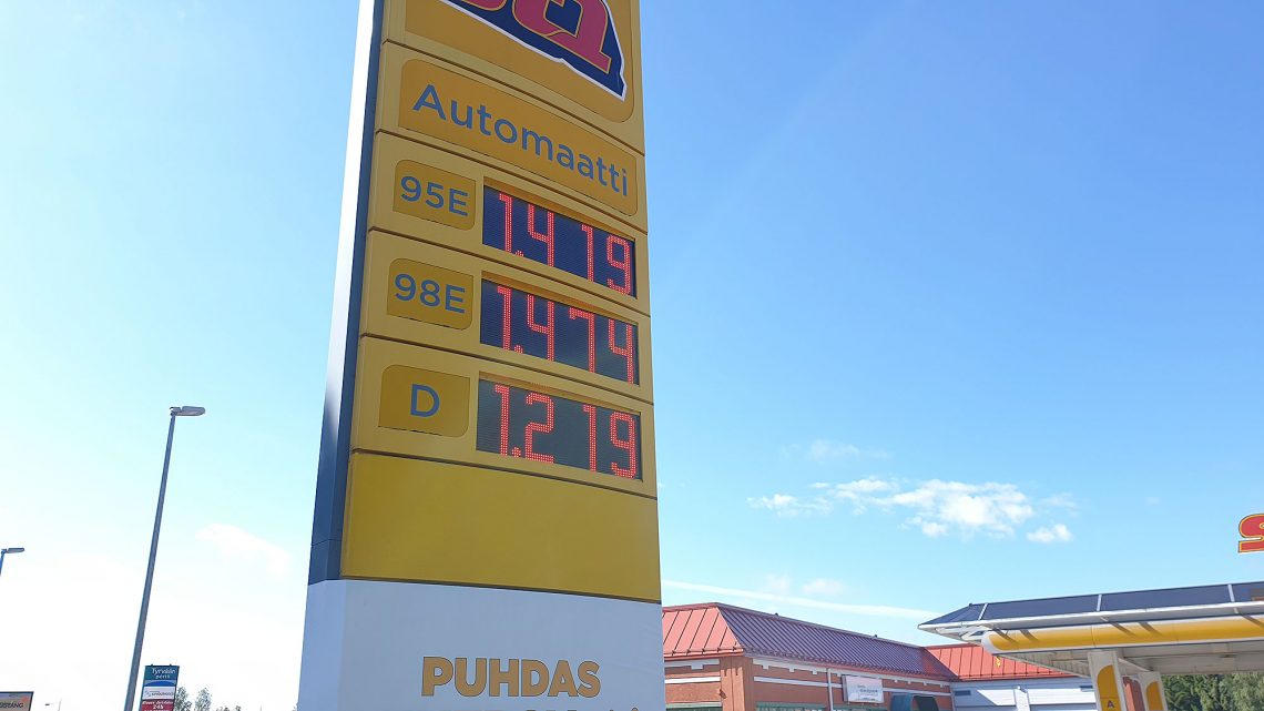Mikäli ei ole ihan pakko, kierrä polttoaineasema keskiviikkona kauempaa ja tankkaa edullisemmin alkuviikolla. Kuva on viime heinäkuulta, jolloin hinnat olivat tuntuvasti nykyisiä edullisempia. Kuva: Jari Heinonen.