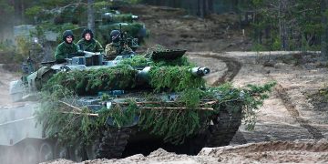 Venäjän joukot ovat paljolti Ukrainassa. Suomen puolustusvoimat seuraa tilannetta tarkasti ja tukeutuu vahvasti myös Natolta saamaansa tietoon. Suomen puolustusvoimien Leopard-taistelupanssarivaunu. Kuva: puolustusvoimat.