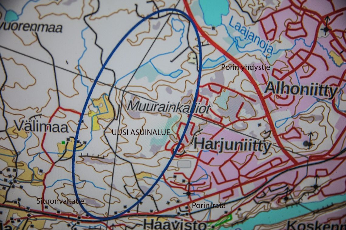 Uutta aluetta kuvaava sininen ellipsi kertoo, miten suuresta alueesta nykyiseen Harjuniityn asuntoalueeseen nähden on kyse.